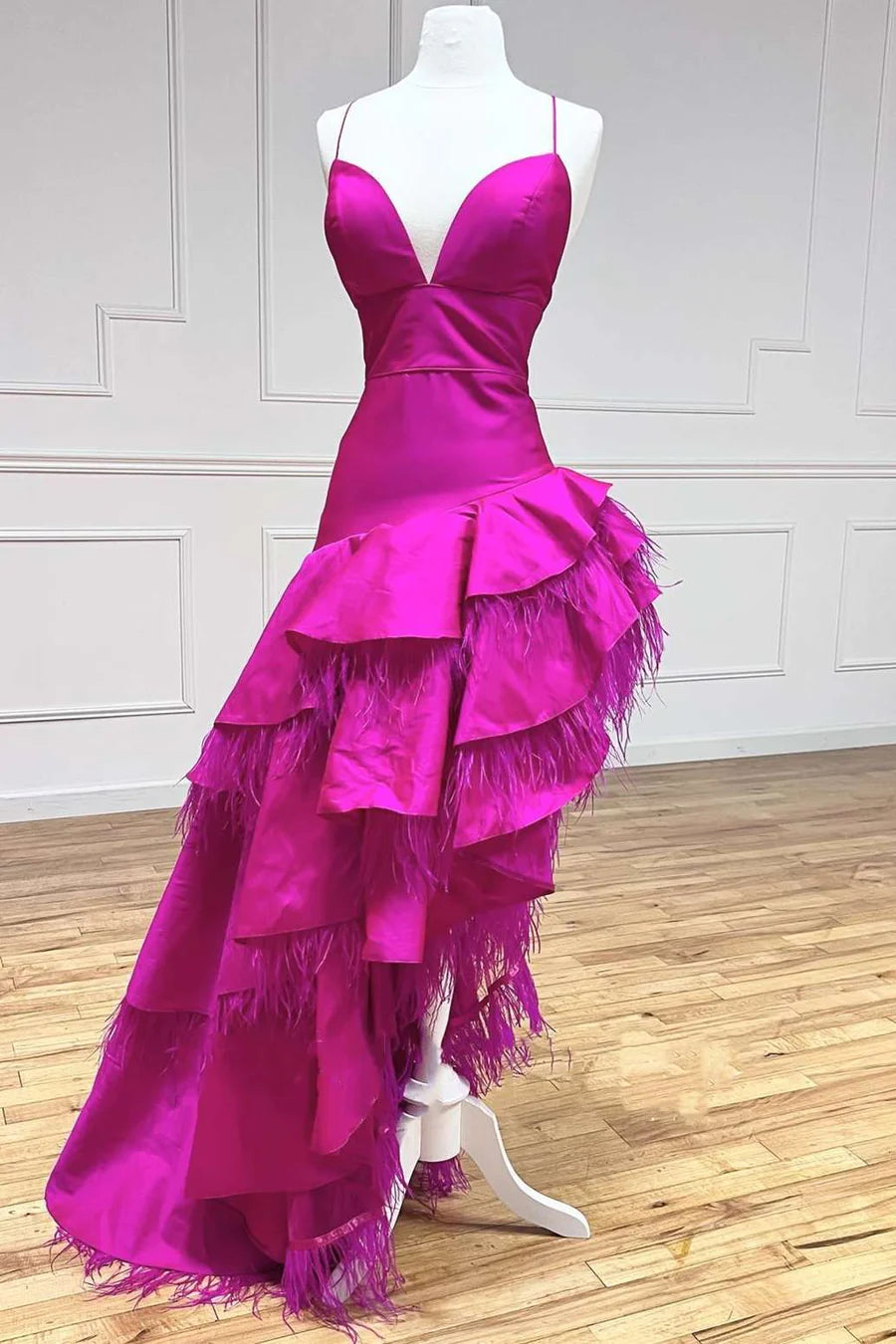 Vestido de fiesta de satén con plumas y escote en V alto-bajo